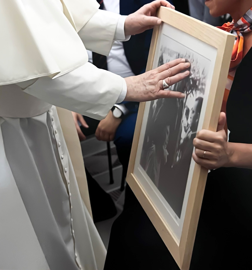 Patricia Ferrol, hija de Manuel Ferrol, entrega al Papa Francisco en El Vaticano la fotografía de El Padre y El Hijo